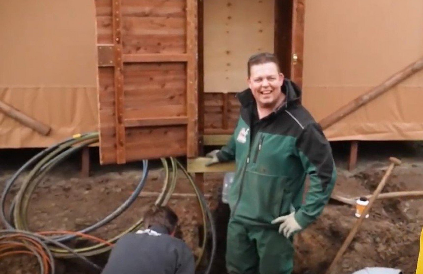 Eva neemt een kijkje bij de aanbouw van de Avonturententen