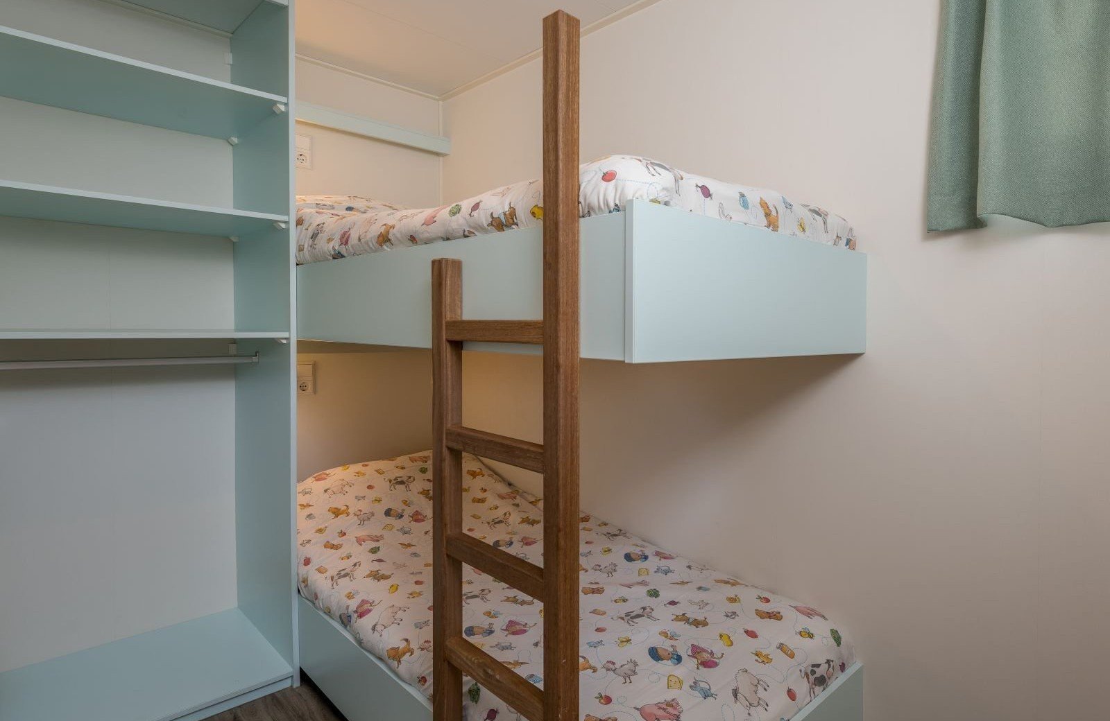 Kinderdijk cottage slaapkamer stapelbed