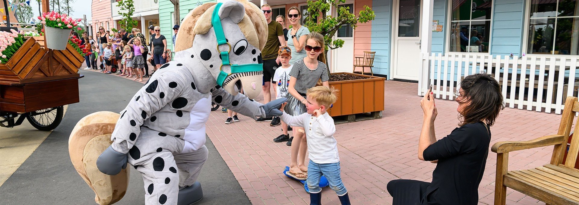 Lente parade stip de pony bij familie resort molenwaard