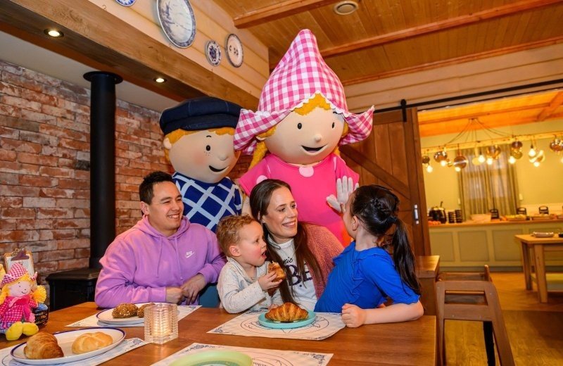 Ontmoeting Fien en Teun bij ontbijt Familie resort molenwaard