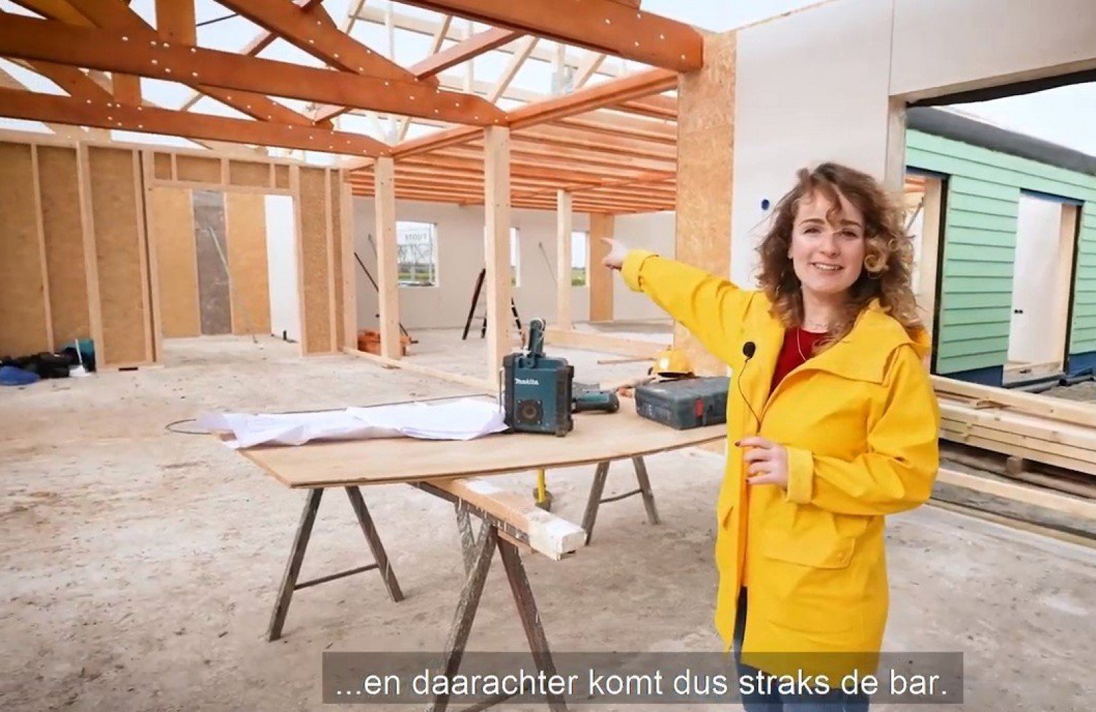 Eva neemt een kijkje in het hoofdgebouw