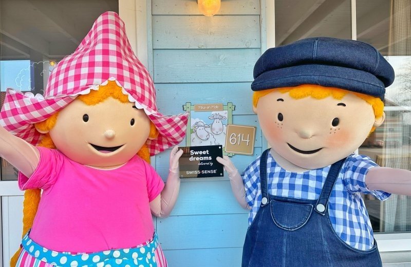 Fien en Teun bij huisje Familie Resort Molenwaard